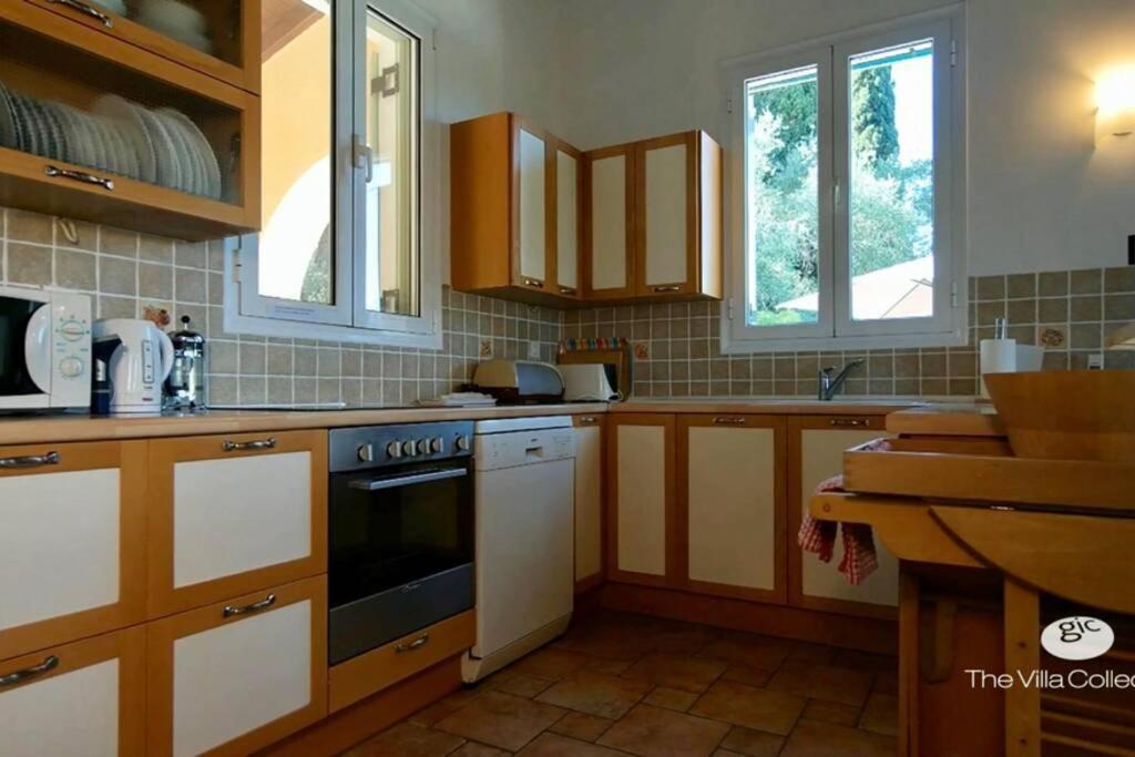 Gastouri Villa Pascalia With Heated Pool In October And Views Achílleion Exterior photo